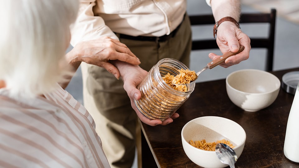 Wer im Seniorenheim lebt, muss sich unter anderem auch an die Essenzeiten halten.