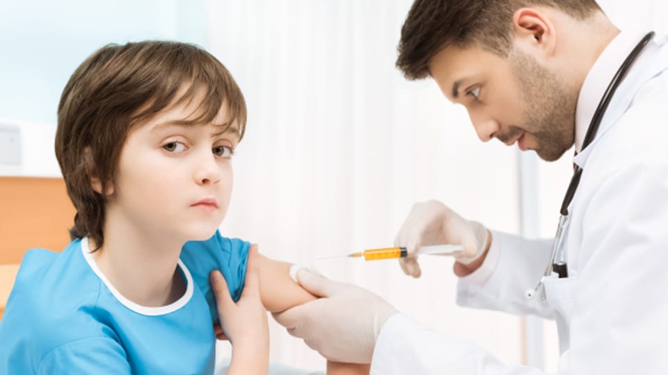 Um Kinder flächendeckend gegen die Grippe zu impfen, bräuchte es einen Strategiewechsel.