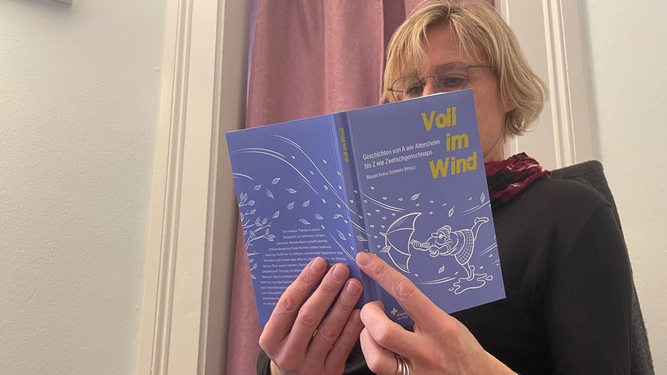 Barbara Graber vom Blaukreuz-Verlag stellt das Vorlesebuch «Voll im Wind» vor.