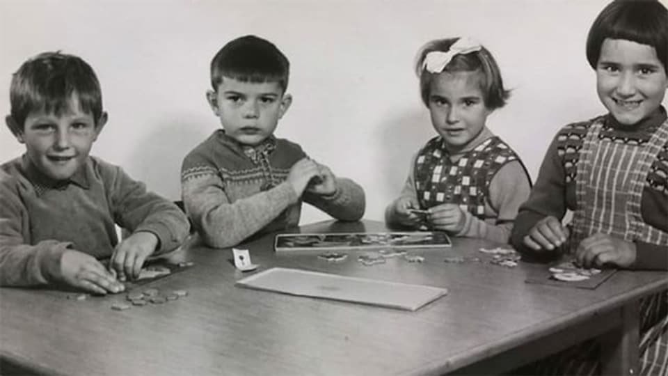 Rudolf Ziegerer (2.v.l.) 1960 in der Schule zusammen mit Koni, Ella und Ruth.
