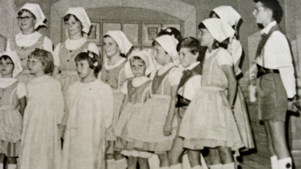 Constanze Frei vorne rechts mit 11 Jahren bei einer Aufführung eines folkloristischen Tanzes im Kinderheim Bild in Altstätten.