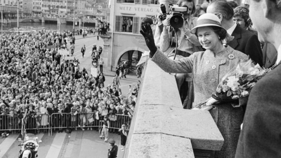 Koenigin Elizabeth II., gruesst anlasslich ihres mehrtaegigen Staatsbesuchs in der Schweiz von der Terrasse vor dem Grossmuenster in Zuerich die versammelte Menschenmenge auf dem Sihlquai, aufgenommen am 2. Mai 1980.