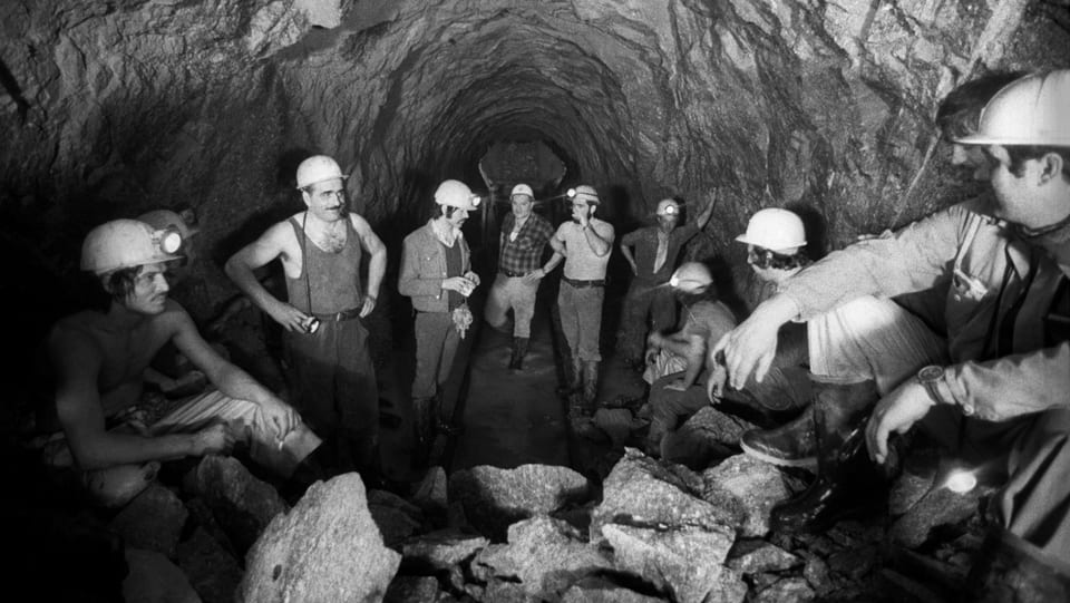 Bergleute während dem Baubeginn des Gotthard-Strassentunnels im Mai 1970.