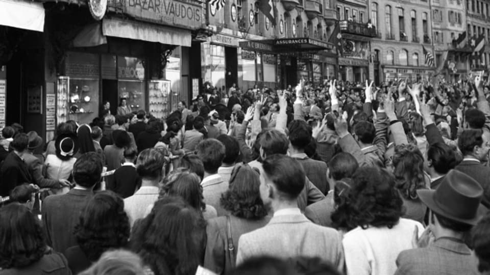 Die Bevölkerung jubelt vor der englischen Vertretung in Lausanne am Tag des Kriegsendes, 8. Mai 1945.