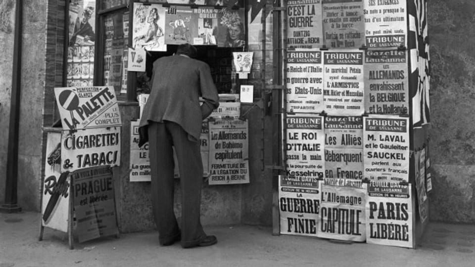 Am Zeitungskiosk in Lausanne gibt es im Jahr 1945 viel zu lesen.