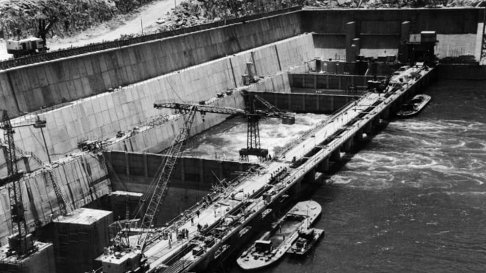 Sieben Kilometer südlich der alten Mauer wurde zwischen 1960 und 1971 mit sowjetischer Hilfe der neue Assuan-Staudamm gebaut.