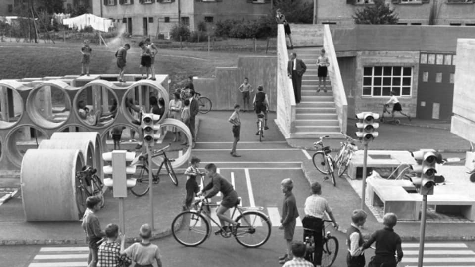 Im Kinderverkehrsgarten Zürich lernten die Kinder 1958 auch die Verkehrsregeln kennen.