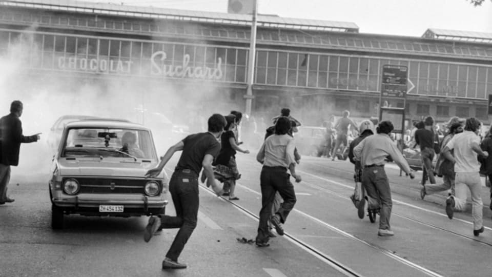 Jugendliche flüchten bei den Ausschreitungen nach einer Razzia und der vorläufigen Schliessung des Autonomen Jugendzentrums, 1980.