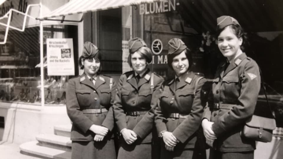 Beim Frauenhilfsdienst war Annadora (2.v.r.) Fahrerin und allerhand Strapazen ausgesetzt, 1965.