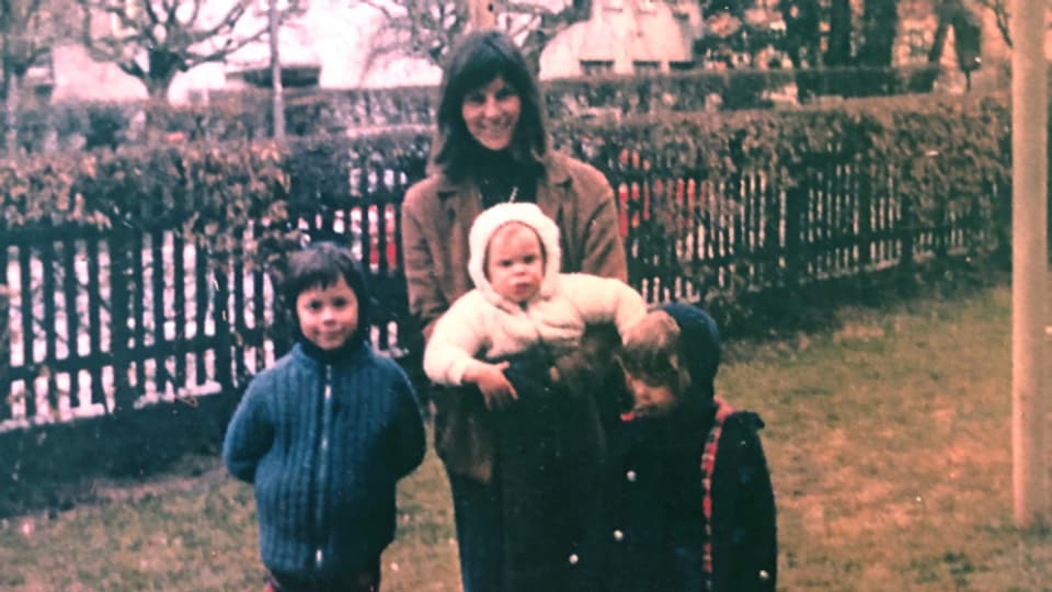 Annadora Senn mit ihren drei Kindern in Winterthur, 1976.