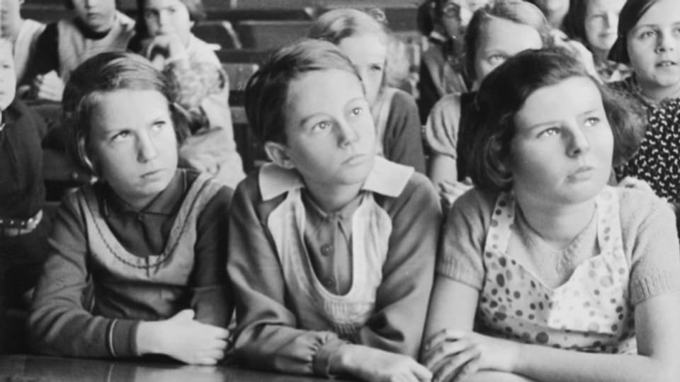Eine Klasse macht 1938 mit bei einer «Schulfunk»-Quizsendung.