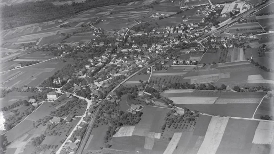Luftaufnahme aus 600 Meter von Lyss im Kanton Bern, 1922.