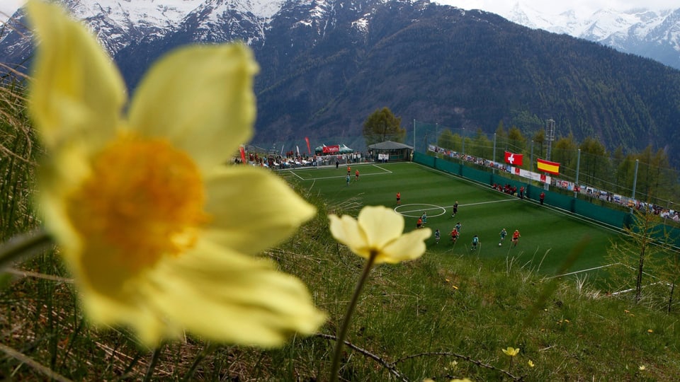 In der Gemeinde Gspon liegt auch der höchst gelegene Fussballplatz Europas, wo jeweils die Bergdorf-Europameisterschaft ausgetragen wird.