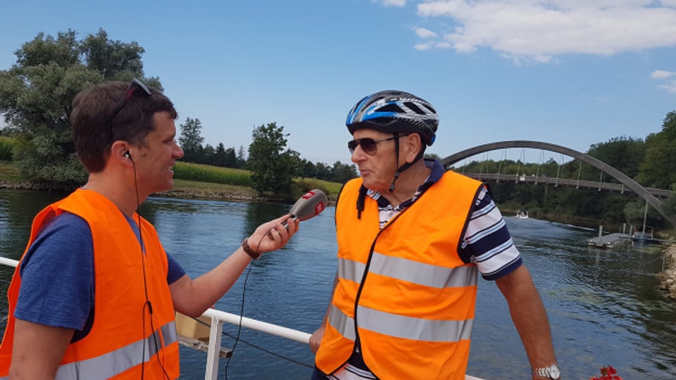 Auf der Velotour spricht Kurz Hunziker auch über die Rotary-Brücke, die über den Broye-Kanal führt.