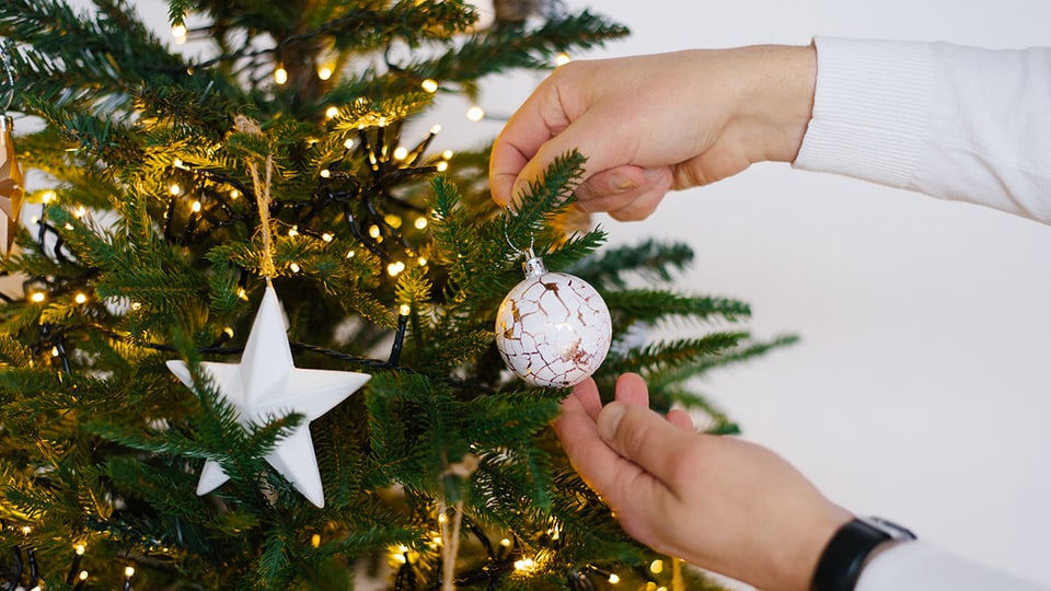 Beim Schmücken des Weihnachtsbaums erfährt Aicha auch viel darüber, wie Weihnachten früher gefeiert wurde.