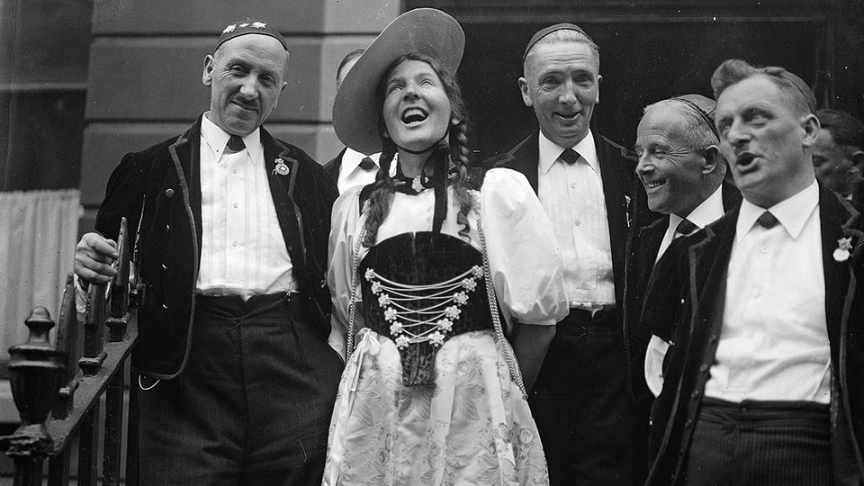 Die Berner Jodlerin Gritli Wenger mit Sängerkollegen im März 1936 bei der Ankunft in London für einen Auftritt in der Royal Albert Hall.