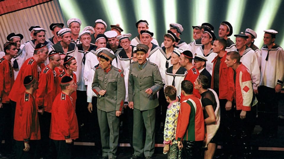 Im November 1998 sang der Schwule Männerchor Zürich im Volkshaus Lieder aus seinem Programm «schmaz ahoi!»