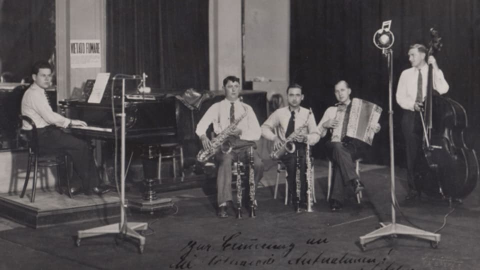 Die Ländlerkapelle Lott-Kennel im Aufnahmestudio in Mailand 1936. Moritz Kennel in der Mitte.