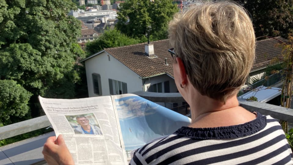 Käthi Besimo geniesst es, auf dem Balkon ausführlich die Zeitung lesen zu können.