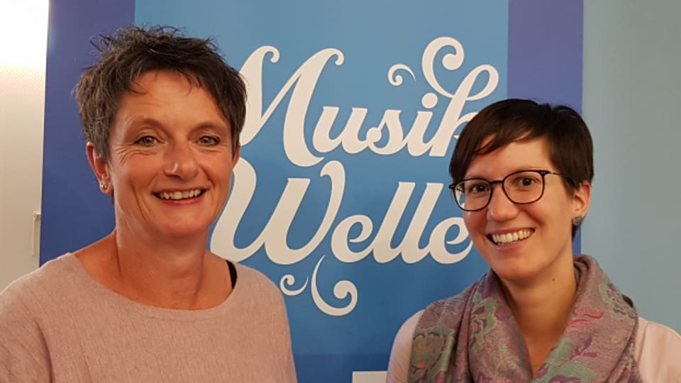 Barbara Holzer (links) und Sonja Lerch von «Weg ohne Angst» trainieren im Pro Senectute Kurs Thurgau mit älteren Frauen körperliche und mentale Techniken der Selbstverteidigung.