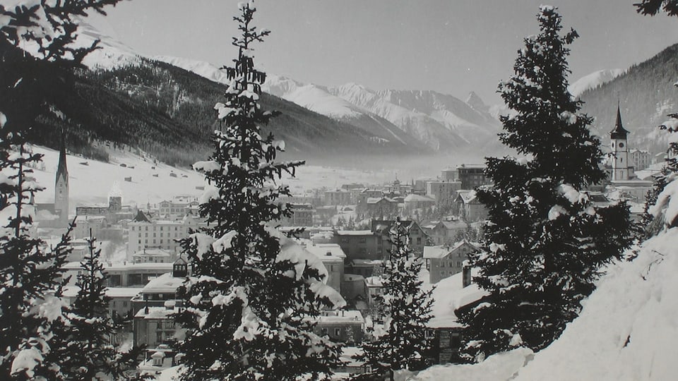 Ein Bild von Davos mit Blick gegen das Tinzenhorn auf einer Postkarte von 1939.