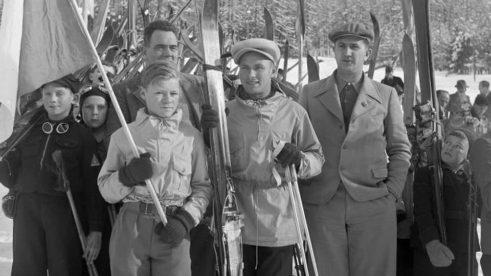 Lagerleiter und Knaben 1941 bei der Eröffnungsfeier des ersten Jugendskilagers in Pontresina GR.
