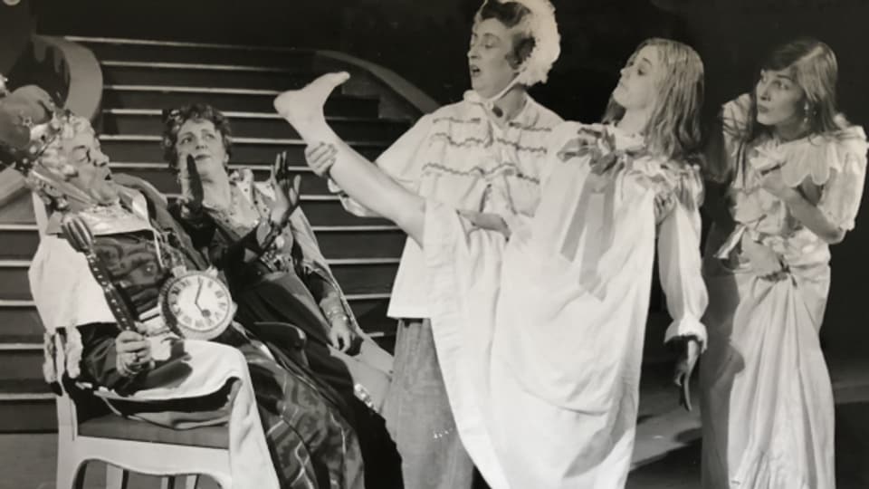 Szenenbild aus «Dornröschen» mit Läubli als böse Stiefschwester.