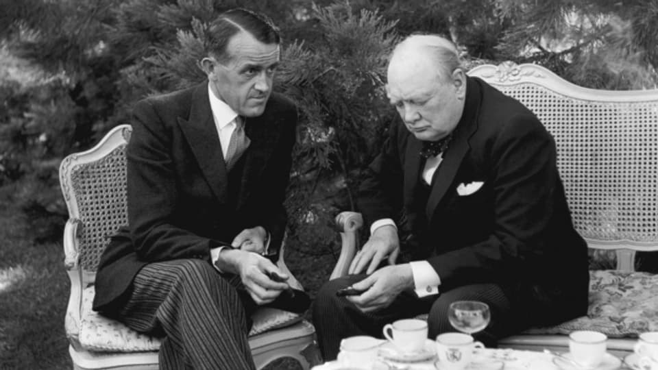 Der britische Kriegspremier Winston Churchill trifft sich am 19. September 1946 im Schloss Allmendingen bei Bern mit einer Delegation des Schweizer Bundesrates, hier mit Max Petitpierre (links).