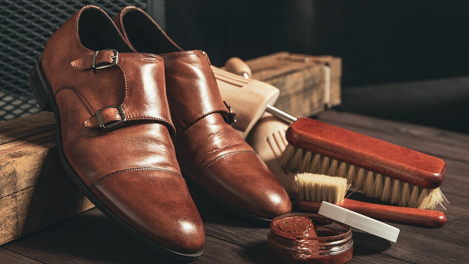 Schuhe putzen war früher selten Männersache.