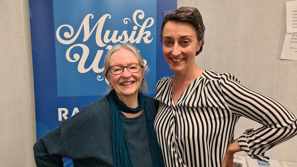 Zwei Frauen in einem Radiostudio.