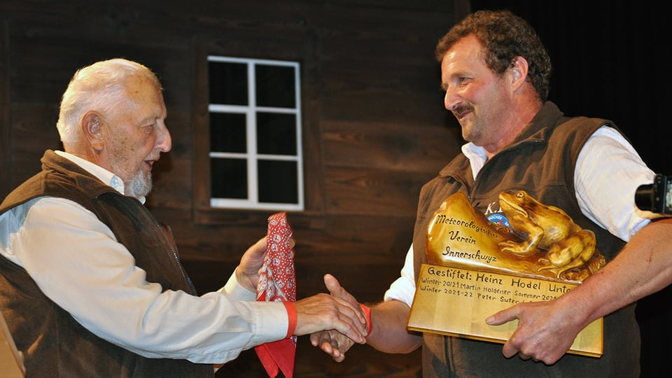 Ein Pokal und ein Glarner Tüechli für den neuen Wetterkönig Karl Laimbacher, überreicht von Josef Bürgler.