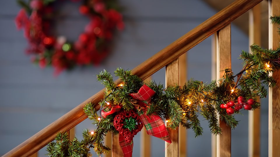 Ein wenig Weihnachts-Deko darf sein – auch im Treppenhaus.