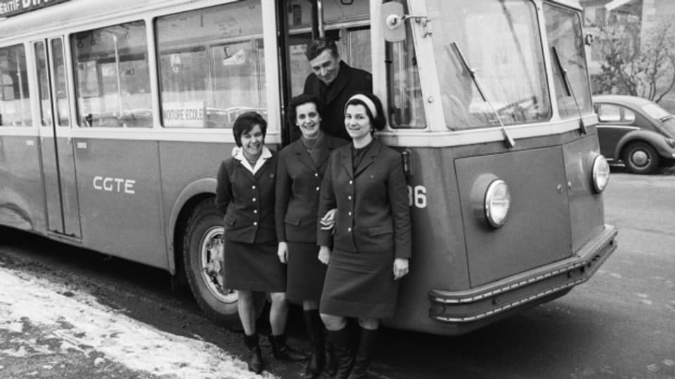 Erstmals in der Schweiz werden in Genf 1967 drei Frauen als Bus-Chaffeusen der öffentlichen Verkerhsbetriebe ausgebildet.