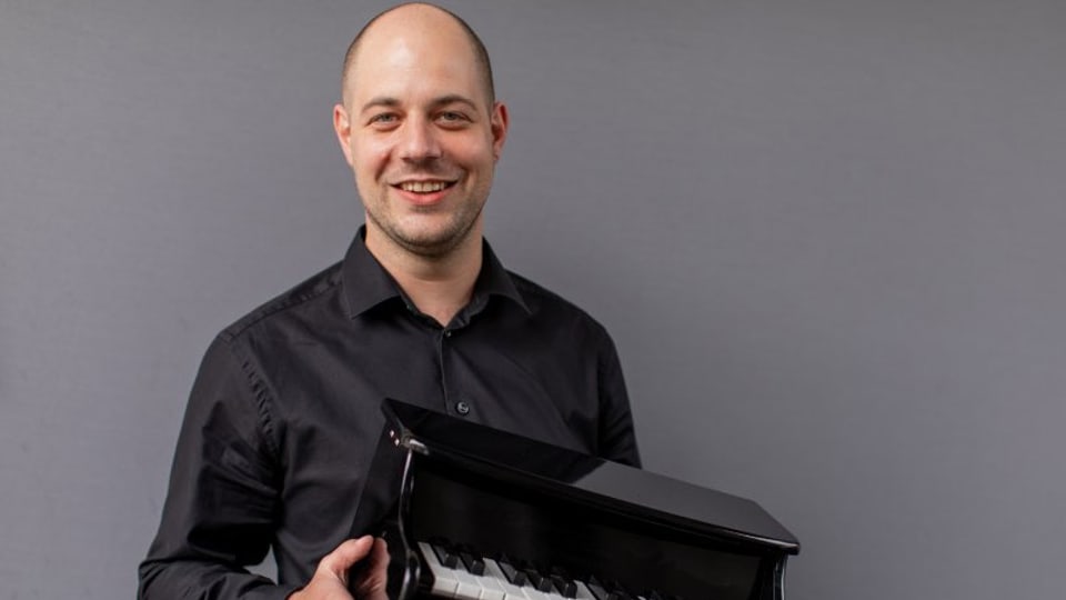 Laurent Girard besitzt das musikpädagogische-künstlerische Lehrdiplom im Hauptfach Klavier.
