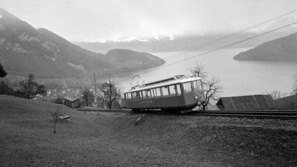 Ein Triebwagen der Vitznau-Rigi-Bahn, 1958.