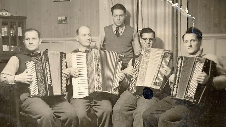 Der Chromatisch-Club Zug, Vorgänger des heutigen Akkordeon-Orchesters, anlässlich seiner Gründung im Jahr 1937. Im Hintergrund steht der legendäre Akkordeonpionier Dieter Schmitz.
