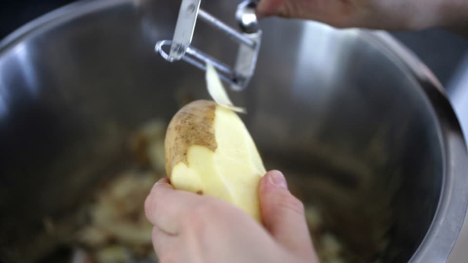 Das Original: Mit dem Sparschäler Rex geht Kartoffelrüsten leicht von der Hand.