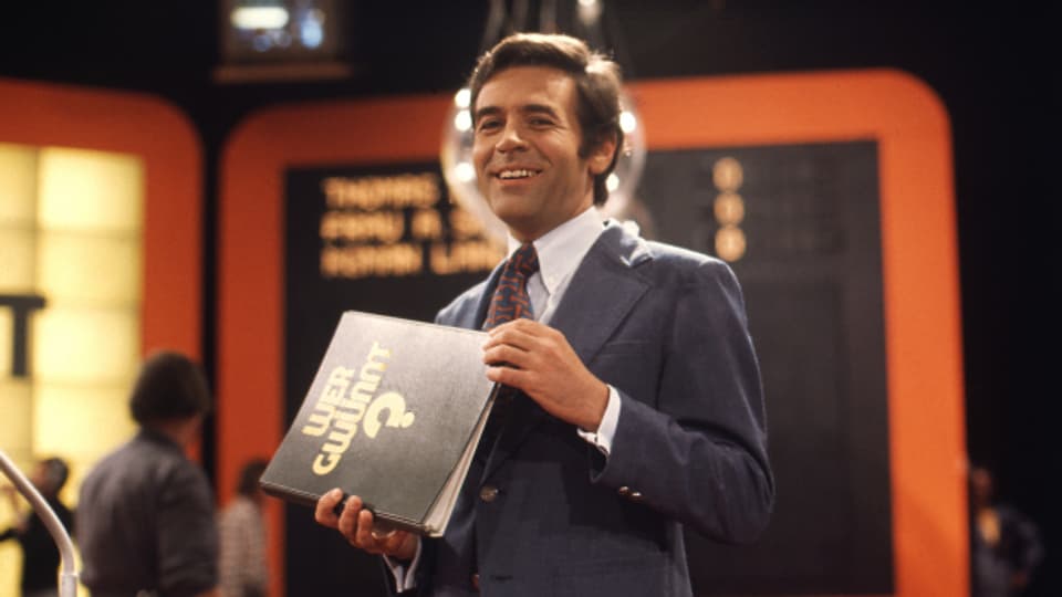 Moderator Mäni  Weber in der Sendung «Wer gwünnt?» von 1973.