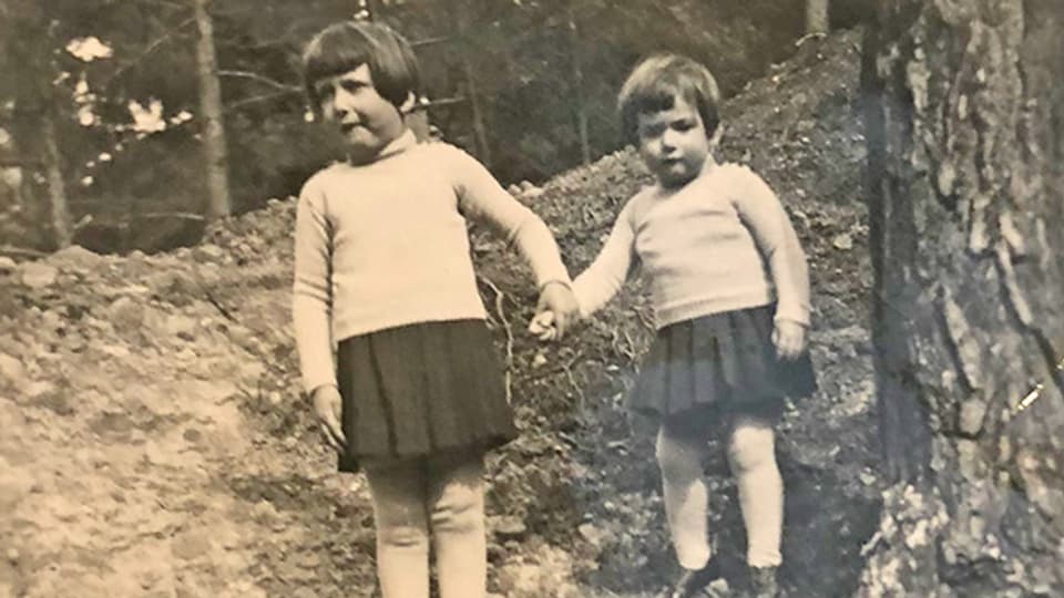 Annelies (links) mit ihrer Schwester im Tierpark Arth Goldau.