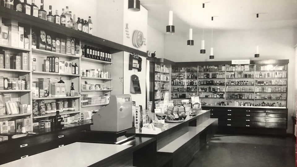Aus dem Fotoalbum von Annelies Eichmann: die Apotheke in Bütschwil.