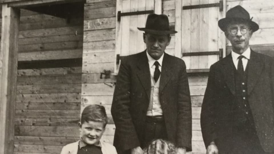 Sepp Trütsch als kleiner Junge mit seinem Vater und Grossvater auf dem Stoos.