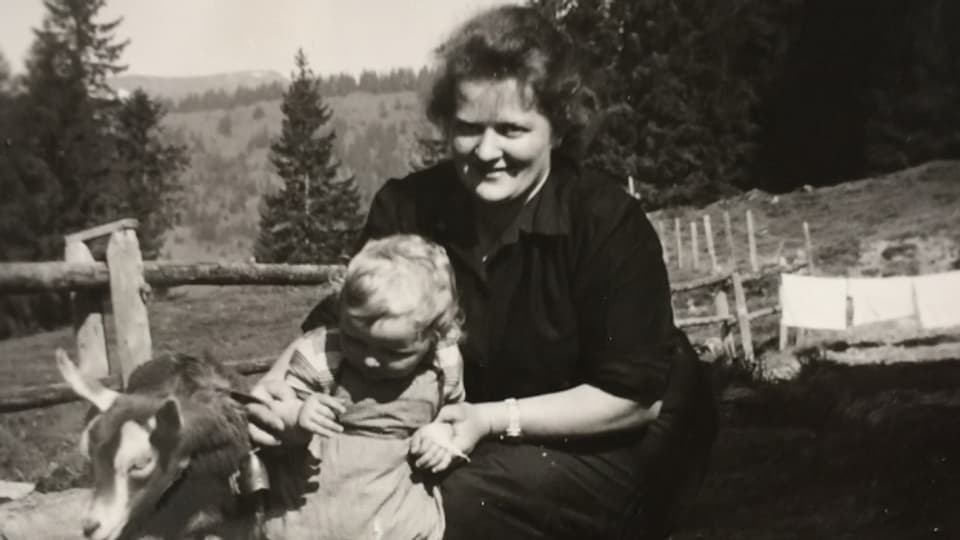 Sepp Trütsch mit seiner Mutter auf der Alp in Obwalden.