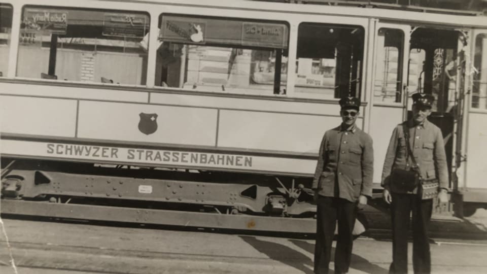 Die gelbe Strassenbahn fuhr zwischen Schwyz und Brunnen. Sepp Trütschs Vater (rechts) war leidenschaftlicher Kondukteur.
