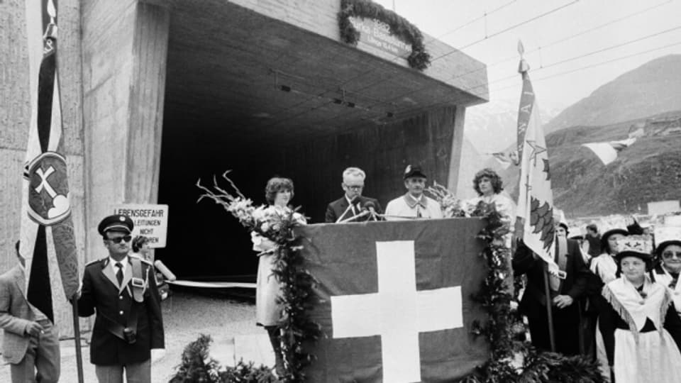 Bundesrat Leon Schlumpf hält am 25. Juni 1982 anlässlich der Feierlichkeiten zur Eröffnung des Furkatunnels eine Rede vor dem Eingangsportal in Oberwald.