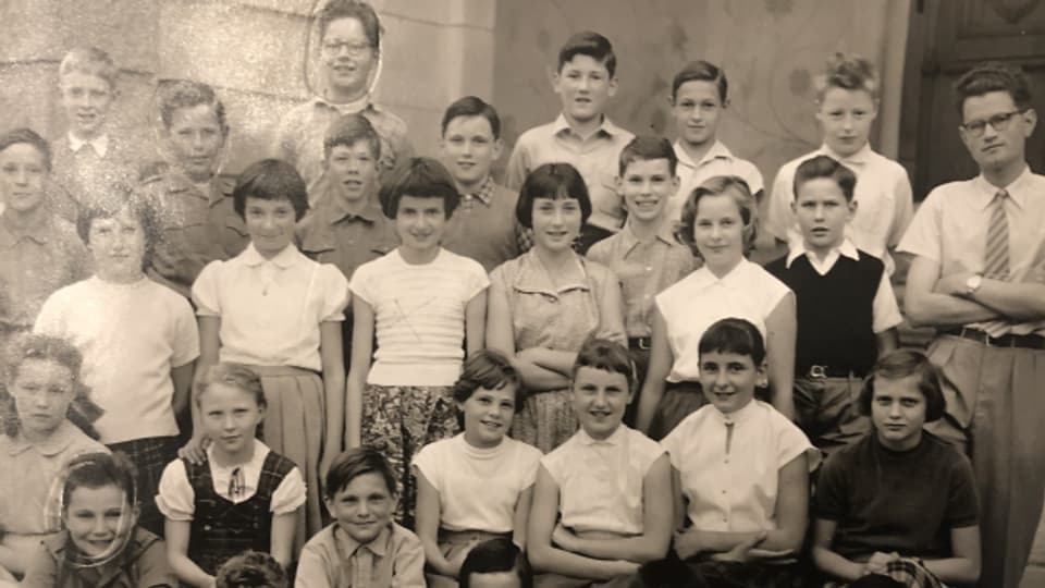 Beatrice Tschanz in der 6. Klasse (in der Mitte mit dem Kreuz auf dem Shirt).
