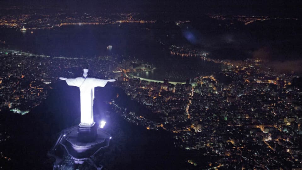 Christus-Statue erleuchtet über nächtlichem Rio de Janeiro.