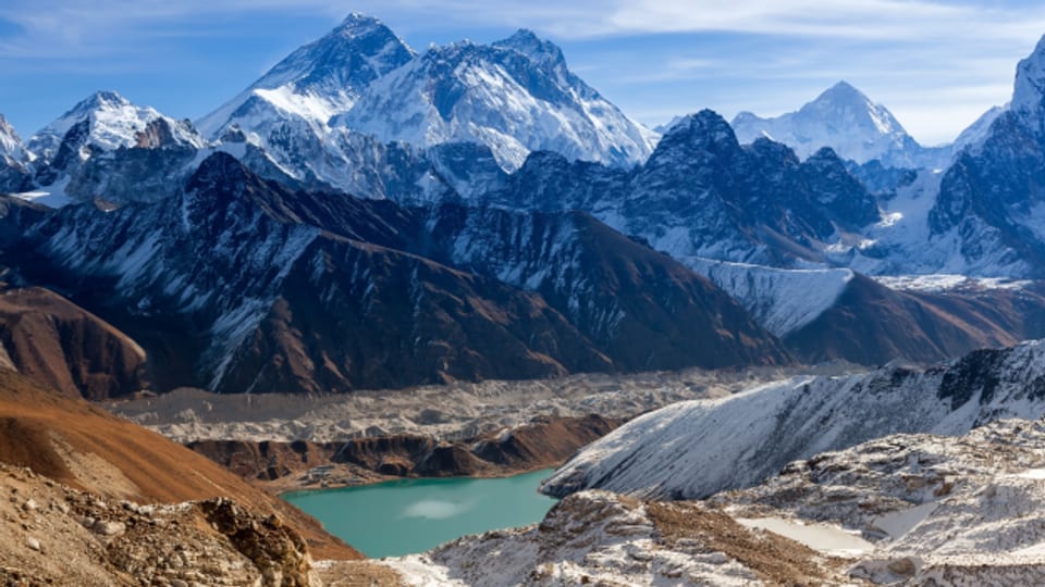 Im Norden und im Osten Nepals liegt ein Grossteil des Himalaya-Gebirges – unter anderem der Mount Everest,