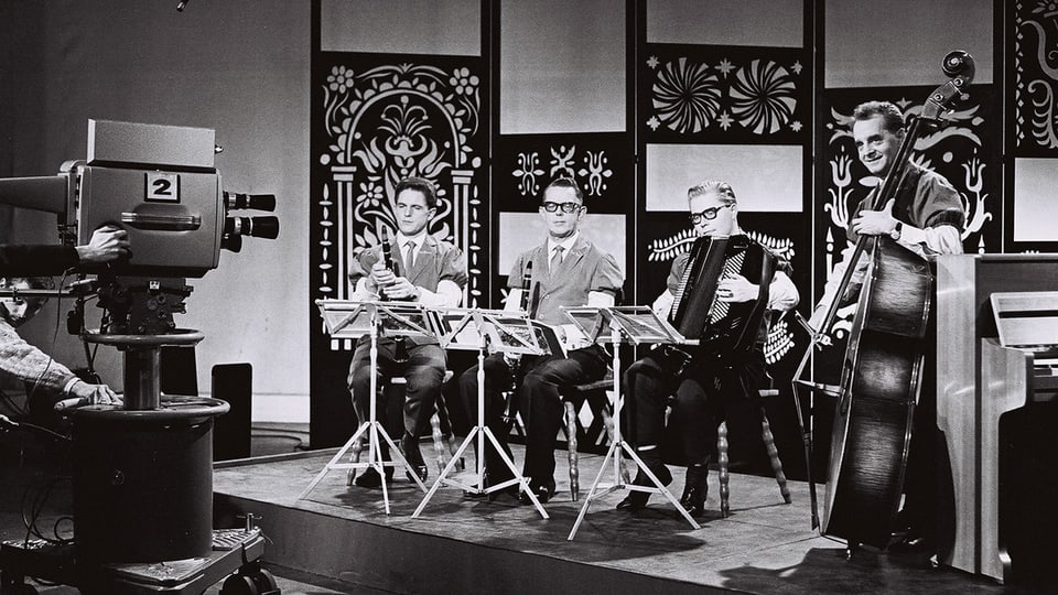 Eine Ländlerformation 1964 in der Sendung «Für Stadt und Land». In diesem TV-Format präsentierte Wysel Gyr Heimatkunde und Volkskundliches.