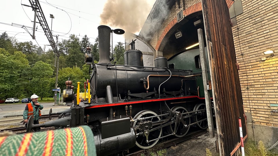 Die 130-jährige Dampflokomotive fährt noch heute durch den Sihlwald.