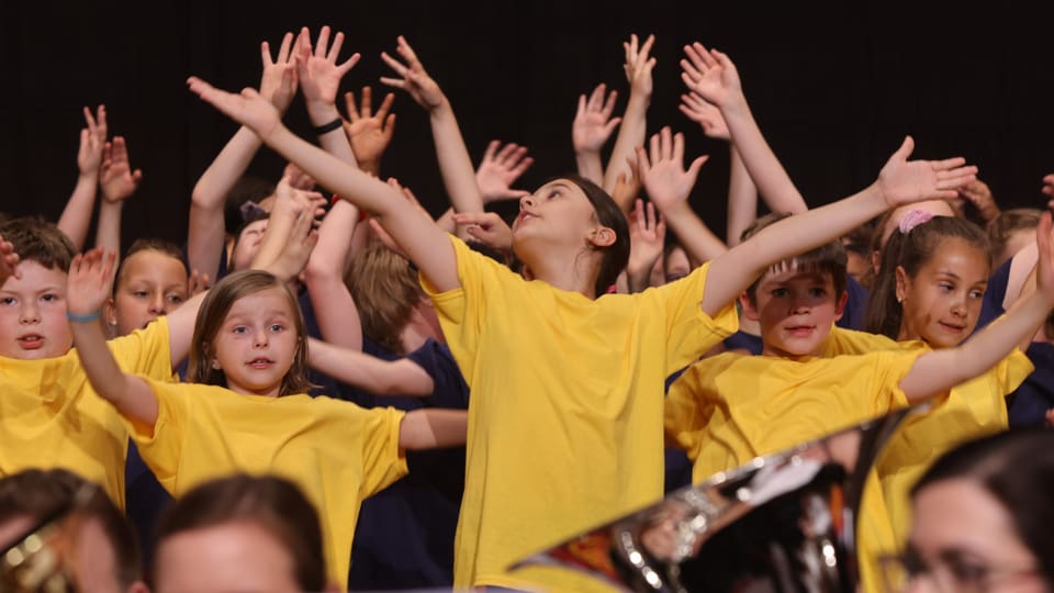 Rund 260 Kinder von der 1. bis zur 8. Klasse Oberburg sangen bei «Mach Musig i dr Schwiiz» mit grossem Elan mit.